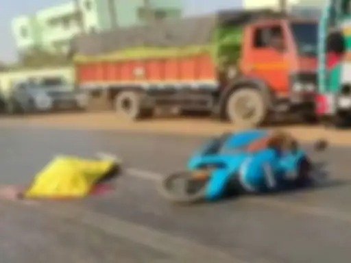 Raipur Road Accident : तेज रफ्तार ट्रक की टक्कर से स्कूटी सवार ने दम तोड़ा, पत्नी गंभीर, जांच में जुटी पुलिस