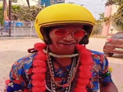 रायपुर पुलिस ने सड़क पर उतारा PK, आमिर खान के गेटअप पहनकर दे रहा है ट्रैफिक जागरूकता का मैसेज