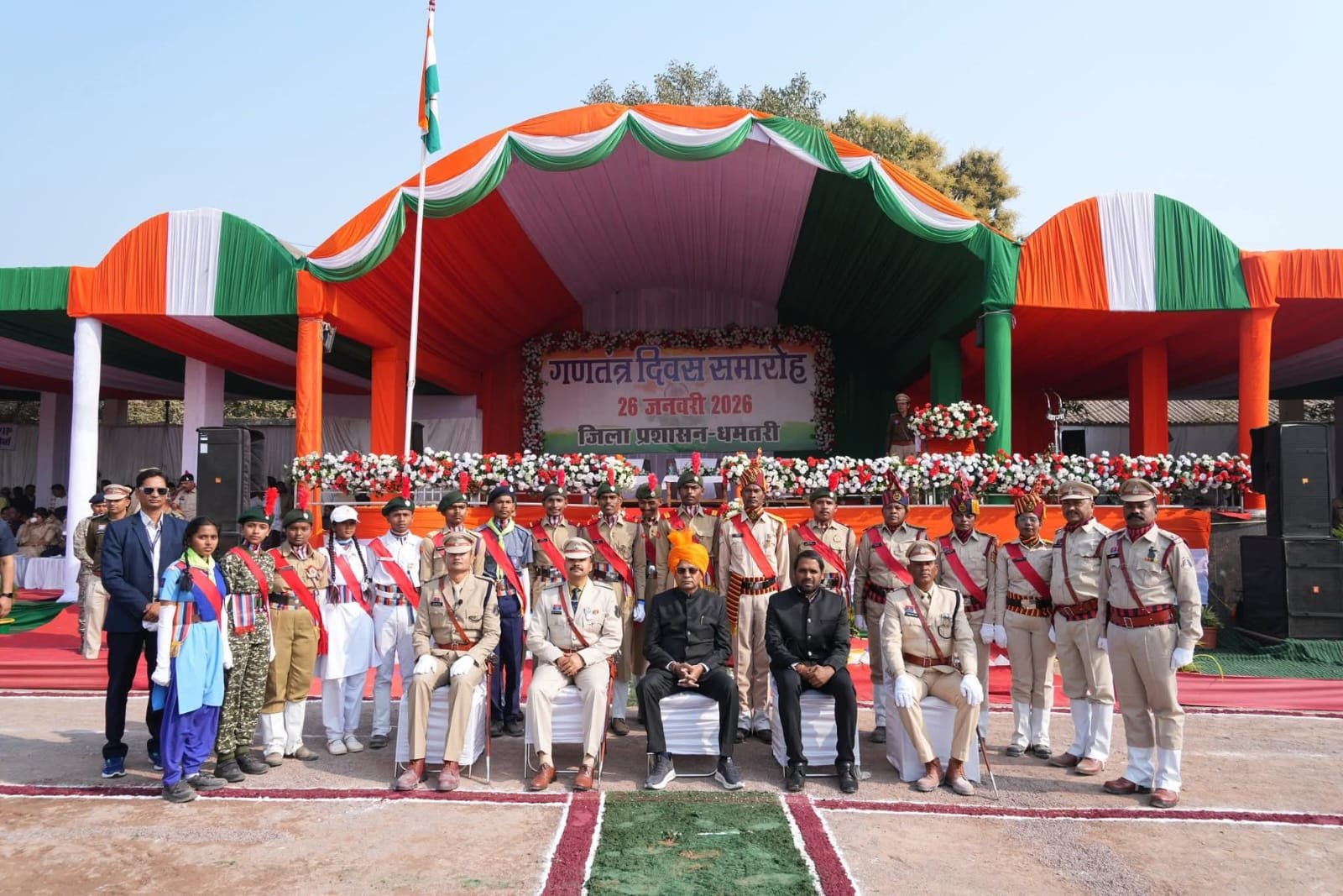 गणतंत्र दिवस पर धमतरी के डॉ. शोभाराम देवांगन स्कूल में ध्वजारोहण, शहीद परिवारों को किया गया सम्मानित