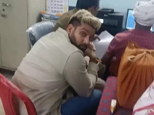 हिस्ट्रीशीटर रोहित तोमर वकील के साथ थाने पहुंचा, पुलिस हिरासत में लेकर कर रही पूछताछ, नोटिस जारी कर बुलाया गया था