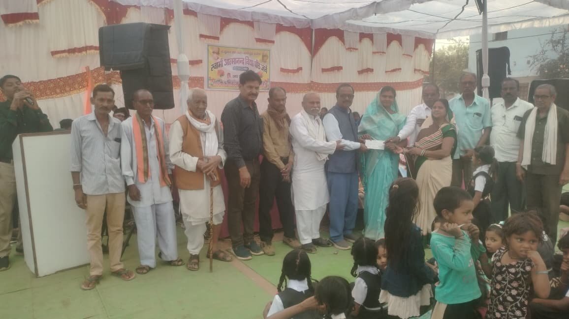 शिक्षा और विद्यार्थियों के विकास को समर्थन, मनवा कुर्मी समाज पलारी ने स्वामी आत्मानंद विद्यापीठ जर्वे को दिया 11,000 रुपये का योगदान