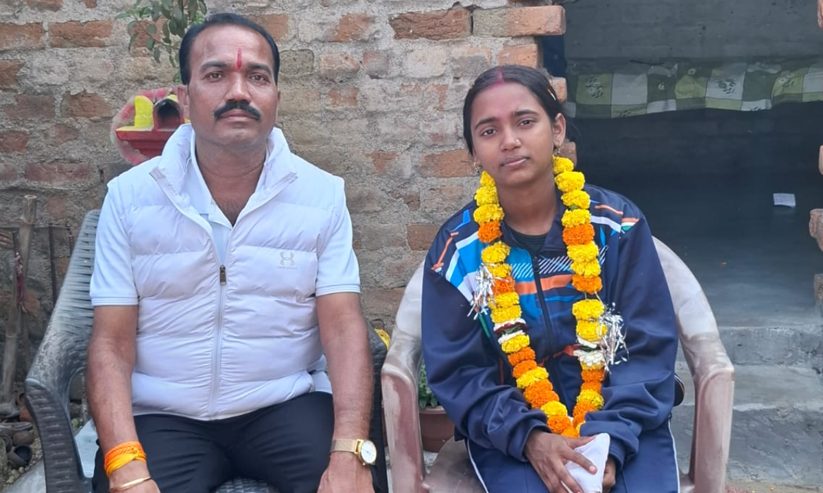 नेशनल क्रिकेट में छत्तीसगढ़ का प्रतिनिधित्व कर लौटी खुशी, गांव में फूल-मालाओं से सम्मान