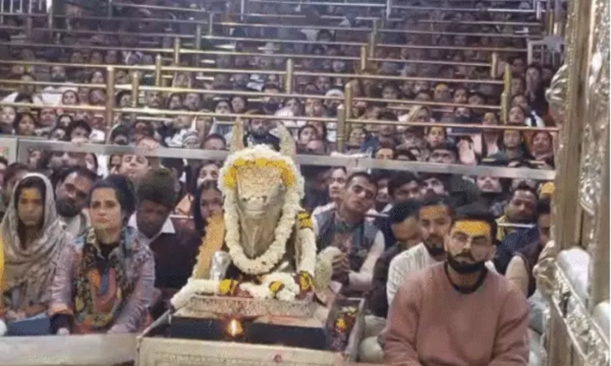 उज्जैन पहुंचे विराट कोहली और कुलदीप यादव, भस्म आरती में हुए शामिल, तिलक लगाकर नंदी हॉल में जाप करते नजर आए दोनों