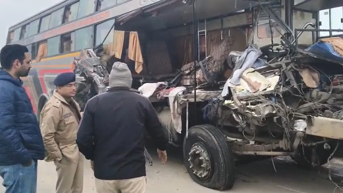 Accident News: दर्दनाक सड़क हादसा: ट्रेलर में घुसी स्लीपर बस, 4 लोगों की दर्दनाक मौत, 5 घायल