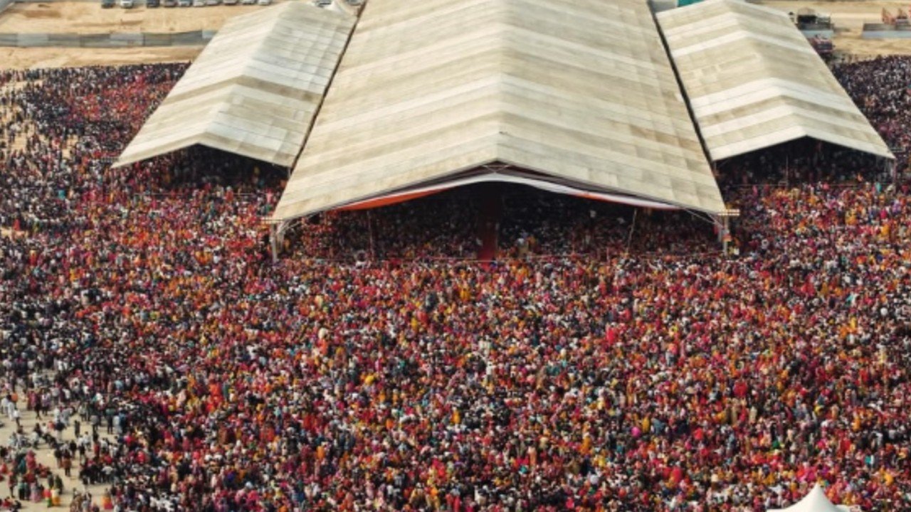बागेश्वर महाराज की कथा में उमड़ा जनसैलाब, अंतिम दिन 6 लाख श्रद्धालुओं की उपस्थिति का दावा