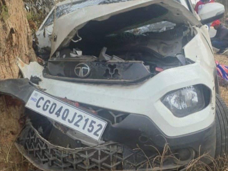 Bilaspur Road Accident : अमरकंटक जाने के लिए निकले थे रायपुर के यात्री, बिलासपुर में कार पेड़ से टकराई, दो घंटे फंसी रही लाश