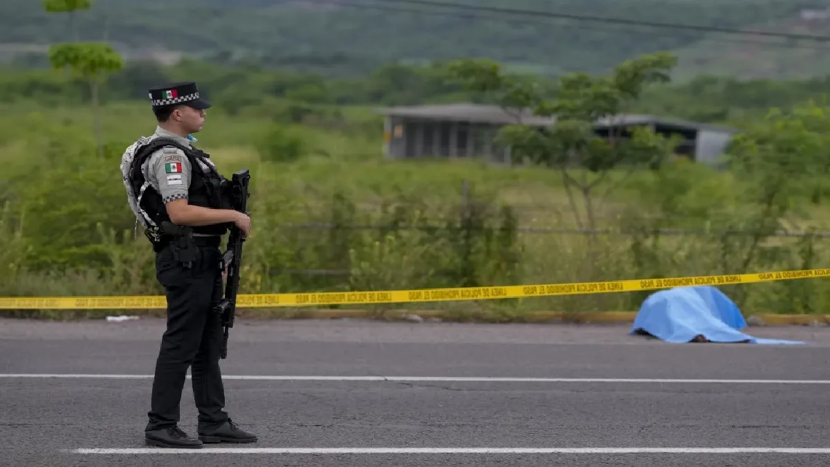 फुटबॉल मैदान पर बंदूकधारियों ने की अंधाधुंध फायरिंग, 11 लोगों की मौत, कई घायल