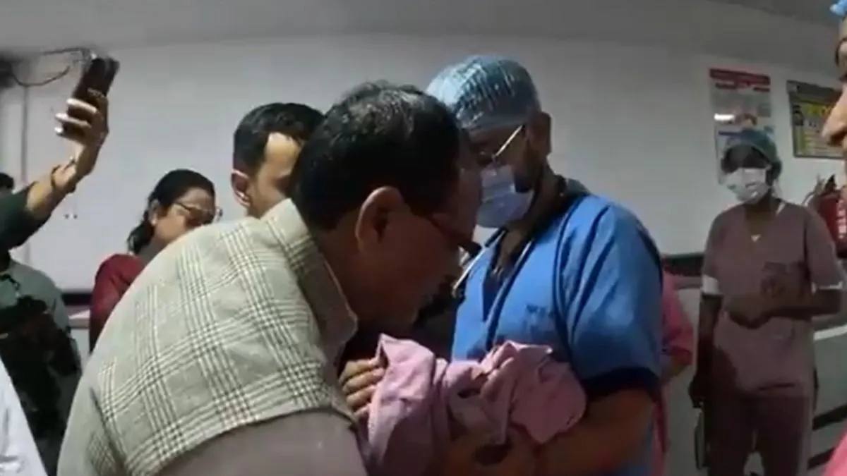 शिवराज सिंह के घर आई ‘लाडली लक्ष्मी’… बड़ी बहू अमानत ने दिया बेटी को जन्म, दादा ने पोती के कान में बोला गायत्री मंत्र