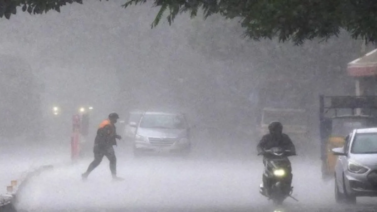 Aaj Ka Mausam: मौसम का बदला मिजाज, 11 राज्यों में बारिश का अलर्ट, मैदानी इलाकों में बढ़ सकती है ठिठुरन