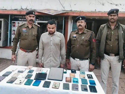 भिलाई में शातिर मोबाइल चोर गिरफ्तार, खेल मैदान और परीक्षा केंद्रों के बाहर वाहनों को बनाता था निशाना, 6 लाख के मोबाइल जब्त