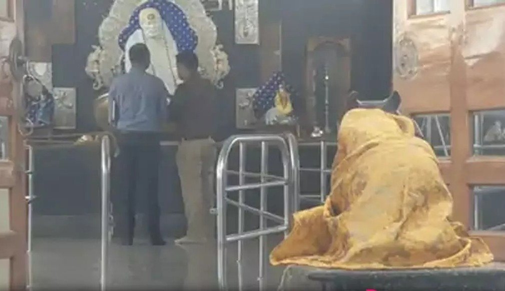 भिलाई के साईं मंदिर में नकाबपोश बदमाशों ने की चोरी, गार्ड से की मारपीट, सोने-चांदी का मुकुट और दान पेटी की नकदी लेकर फरार