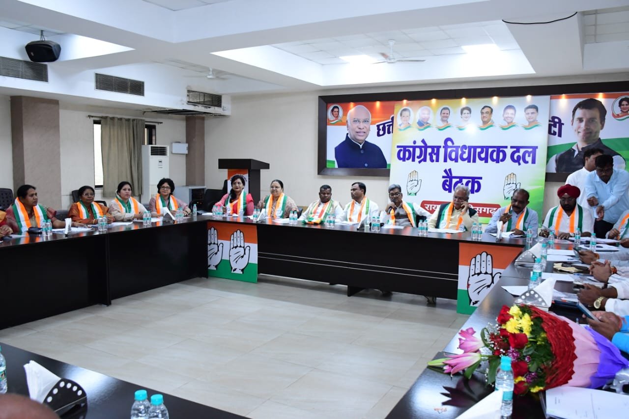 नेता प्रतिपक्ष चरणदास महंत की अध्यक्षता में कांग्रेस विधायक दल की बैठक, शराब नीति, धान खरीदी समेत कई मुद्दों पर सरकार को घेरने की बनेगी रणनीति