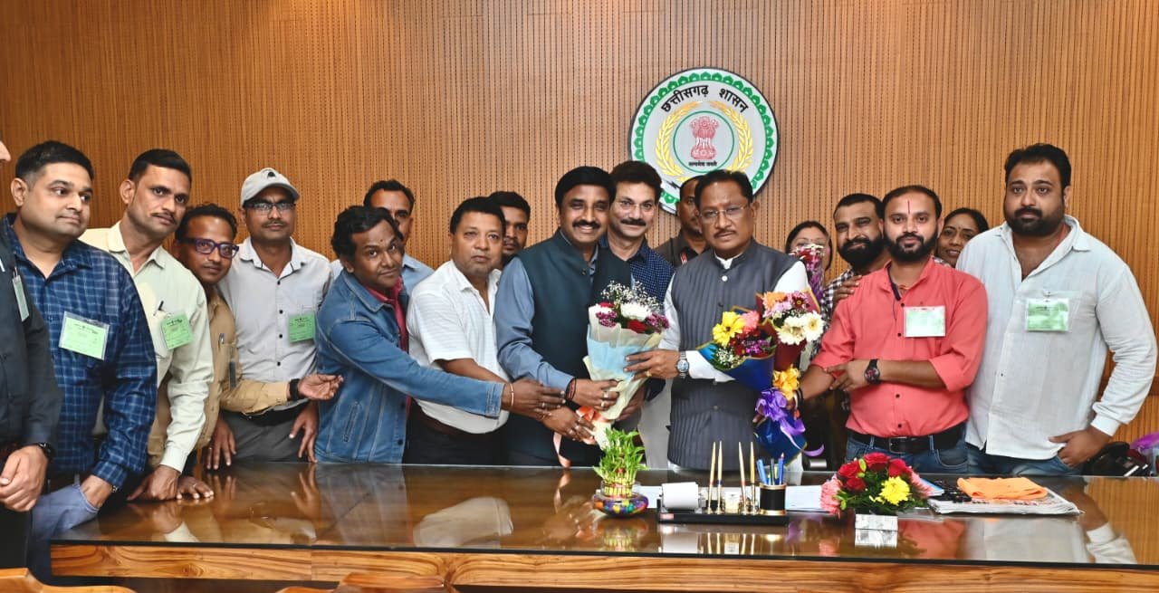 छत्तीसगढ़ कर्मचारी अधिकारी फेडरेशन ने सीएम विष्णुदेव साय से की मुलाकात, बजट 2026-27 में कैशलैस चिकित्सा सुविधा पर जताया आभार
