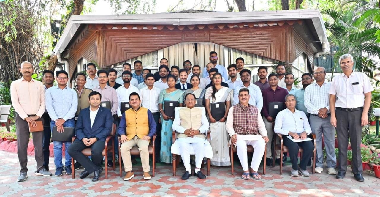 छत्तीसगढ़ में खनिज प्रशासन होगा मजबूत, नव चयनित निरीक्षकों को मुख्यमंत्री विष्णुदेव साय ने सौंपे नियुक्ति पत्र