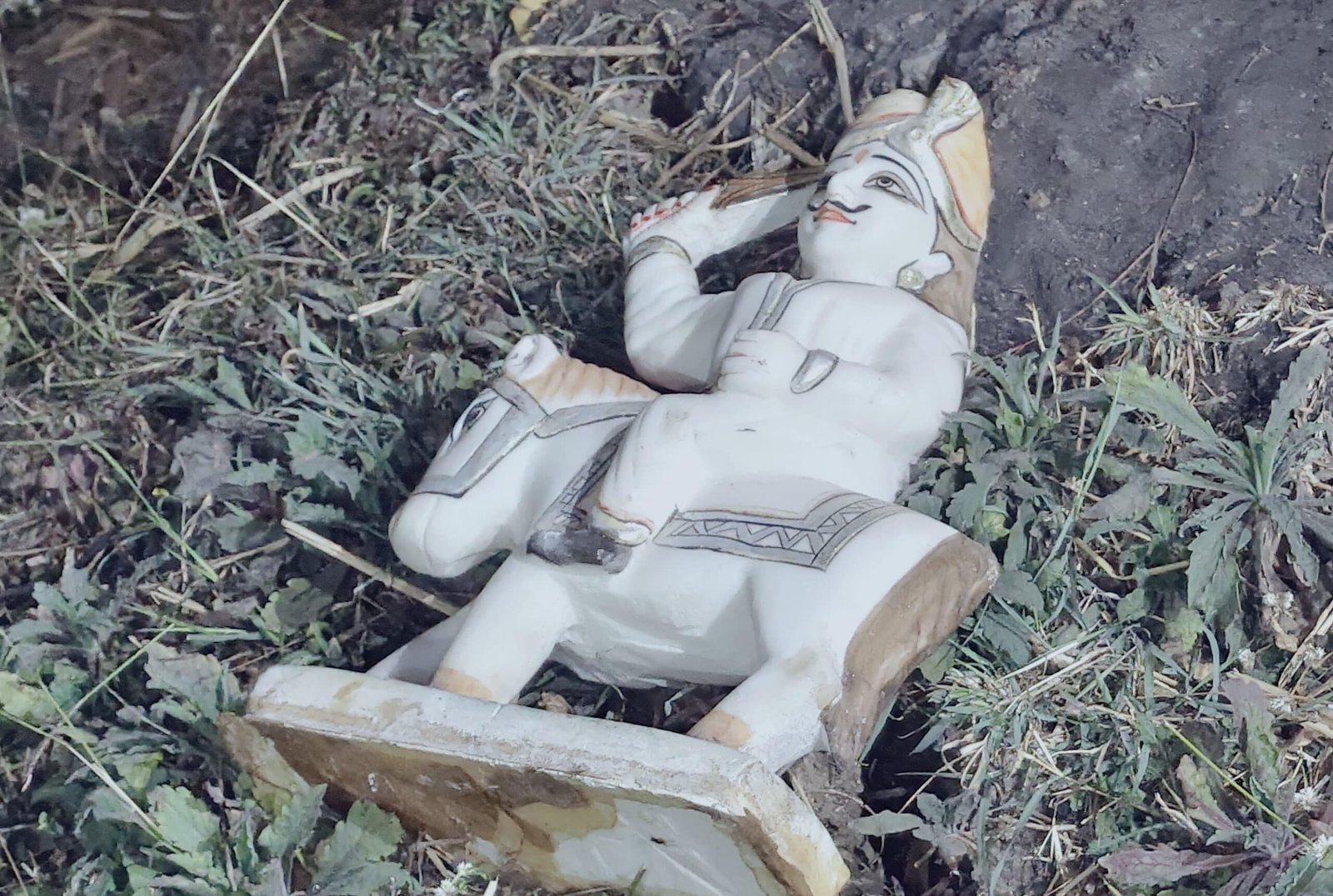 अंधियारखोर गांव में ठाकुर देव मंदिर की मूर्ति खंडित, ग्रामीणों में आक्रोश, अज्ञात आरोपी के खिलाफ मामला दर्ज