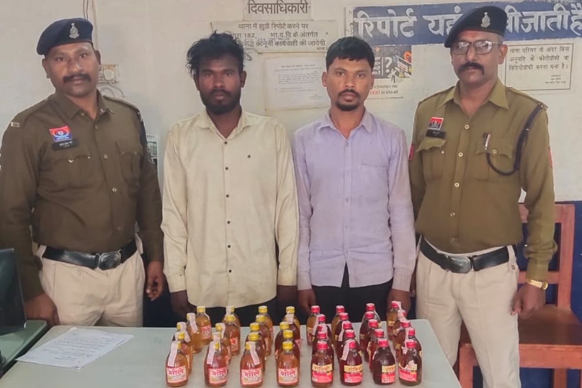 खरोरा पुलिस की बड़ी कार्रवाई, 40 पौवा अवैध शराब के साथ दो आरोपी गिरफ्तार, मोटरसाइकिल भी जब्त