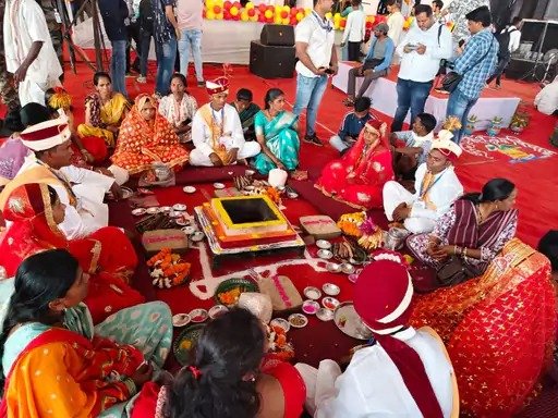Mass Marriage Chhattisgarh : छत्तीसगढ़ में 6 हजार जोड़े शादी के बंधन में बंधे, गरियाबंद में 4 सरेंडर नक्सलियों ने लिए सात-फेरे