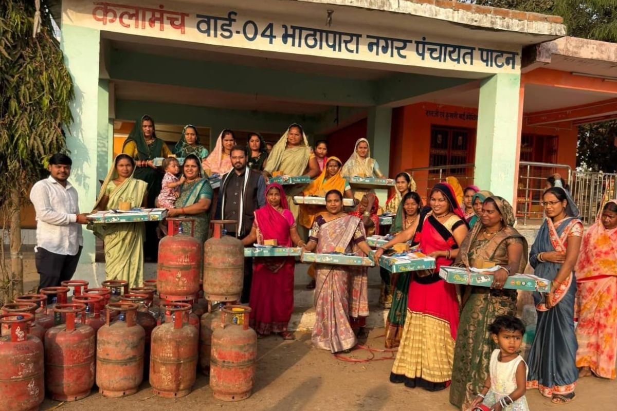 पाटन नगर पंचायत में गैस सिलेंडर वितरण कार्यक्रम, उज्ज्वला योजना के तहत 24 महिलाओं को दिया गया गैस कनेक्शन