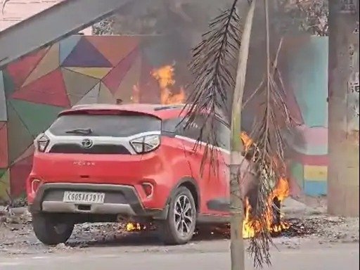 रायपुर कलेक्ट्रेट के पास खड़ी कार में लगी आग, कार किसकी थी और आग कैसे लगी, इसकी जांच कर रही पुलिस