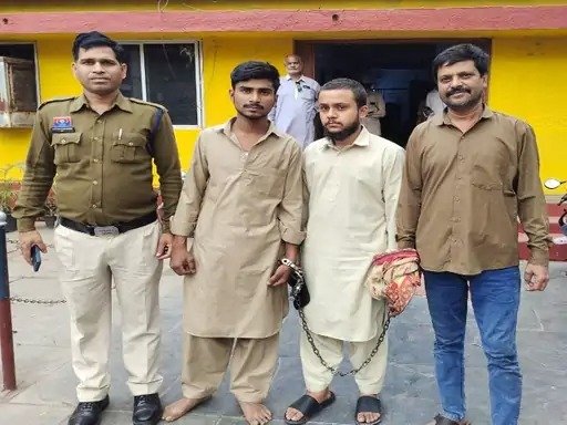 रायपुर में छोटे भाई को लेने गए युवक पर चाकू से जानलेवा हमला, तीन आरोपी गिरफ्तार, वारदात में इस्तेमाल हथियार भी बरामद