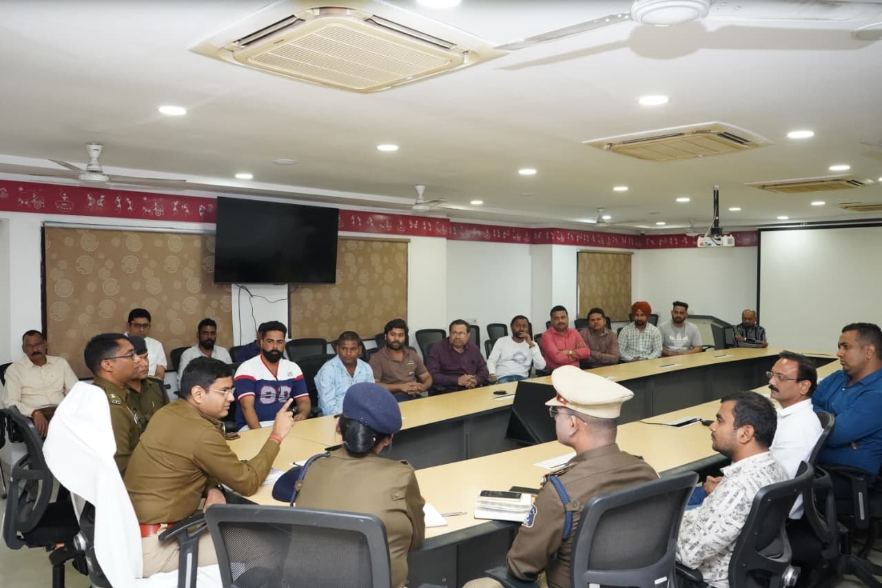 रायपुर में पुलिस का संवाद से समाधान अभियान, होटल, ढाबा, लॉज और बार संचालकों के साथ सुरक्षा व कानून व्यवस्था पर अहम बैठक, दिए ये सख्त निर्देश