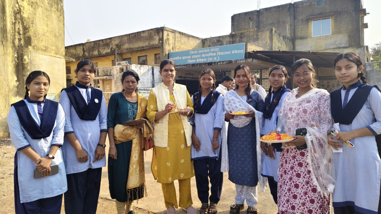 CG Raipur News: बोर्ड परीक्षाओं से पहले विद्यार्थियों का बढ़ाया मनोबल, उमेश्वरी साहू ने तिलक लगाकर दी शुभकामनाएं