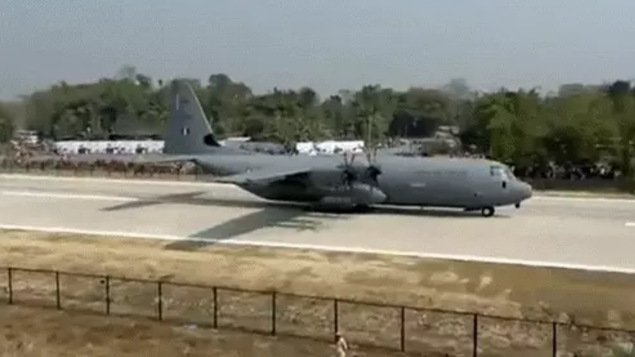 PM Modi Plane Landing: चाइना बॉर्डर से 300km दूर हाइवे पर उतरा प्रधानमंत्री मोदी का विमान, राफेल-सुखोई और तेजस की भी लैंडिंग