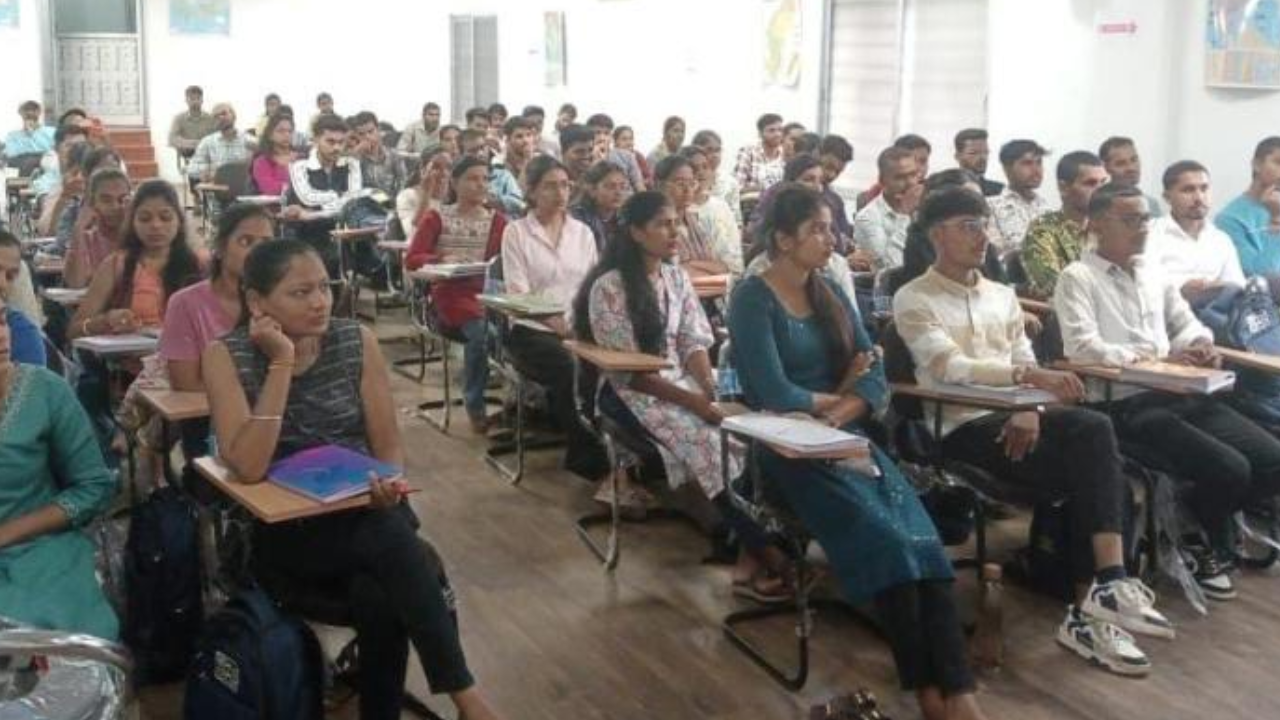 CG News: ग्रामीण प्रतिभाओं को मिला मार्गदर्शन और नया मंच, शिक्षा-मार्गदर्शन और विश्वास से बदली 20 युवाओं की जिंदगी