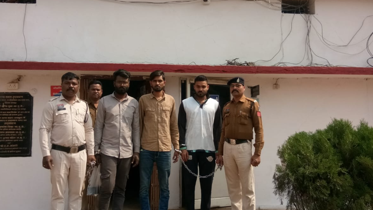 CG News: एंटी क्राइम एवं साइबर यूनिट और डी.डी. नगर थाना की संयुक्त कार्रवाई, 94 शीशी प्रतिबंधित सिरप के साथ तीन आरोपी गिरफ्तार