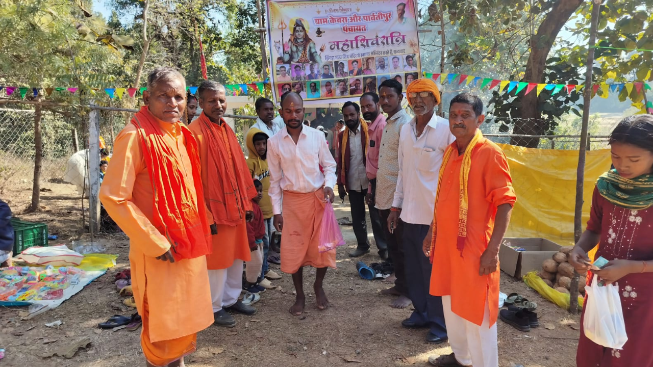 महाशिवरात्रि पर झींगरामाडा में उमड़ा आस्था का सैलाब, रहस्यमयी गुफा और बरगद की जड़ बनी विशेष आकर्षण का केंद्र