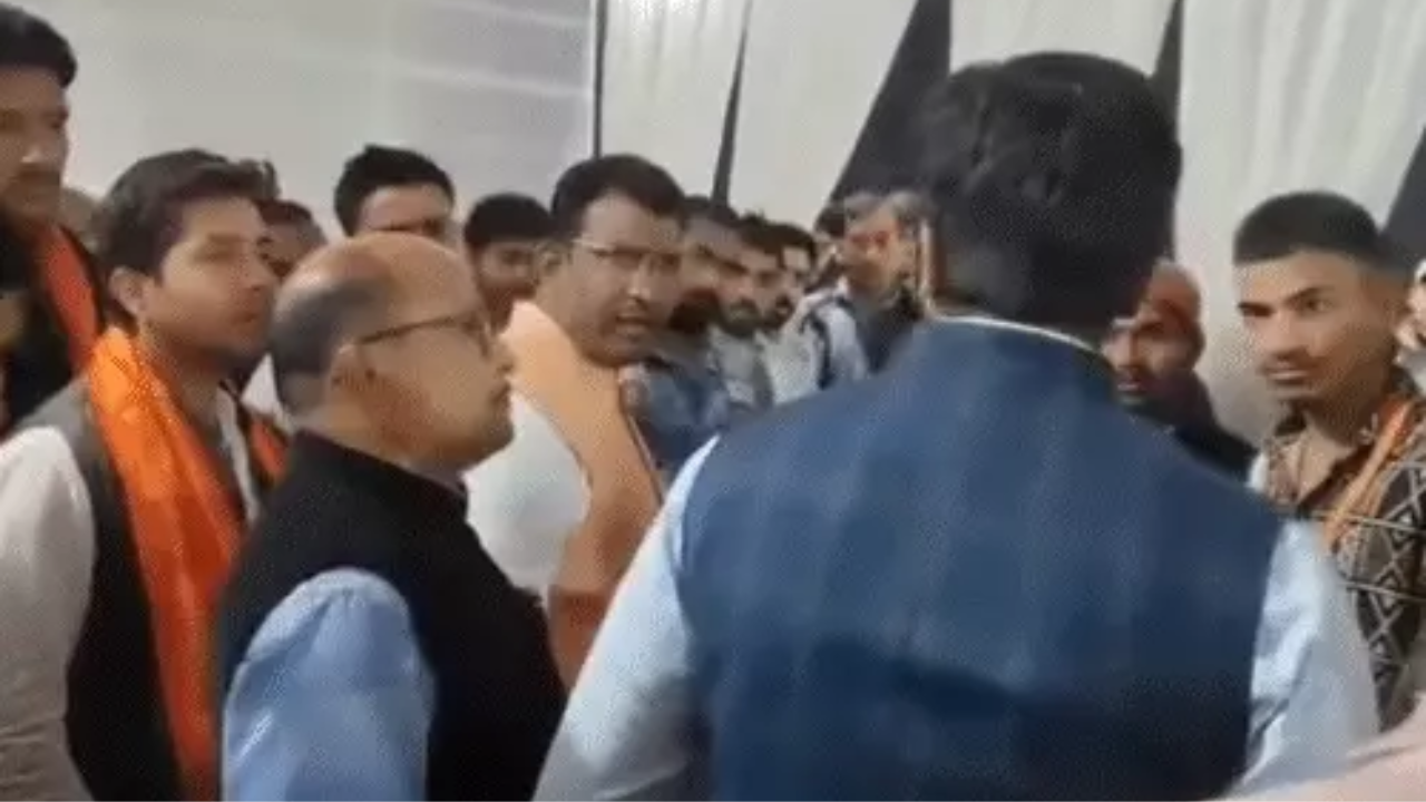 CG News: राजिम कुंभ में अव्यवस्था पर भड़के भाजपा विधायक रोहित साहू, जिला पंचायत CEO को लगाई फटकार, कहा- सरकार की इमेज की धनिया बो रहे हो