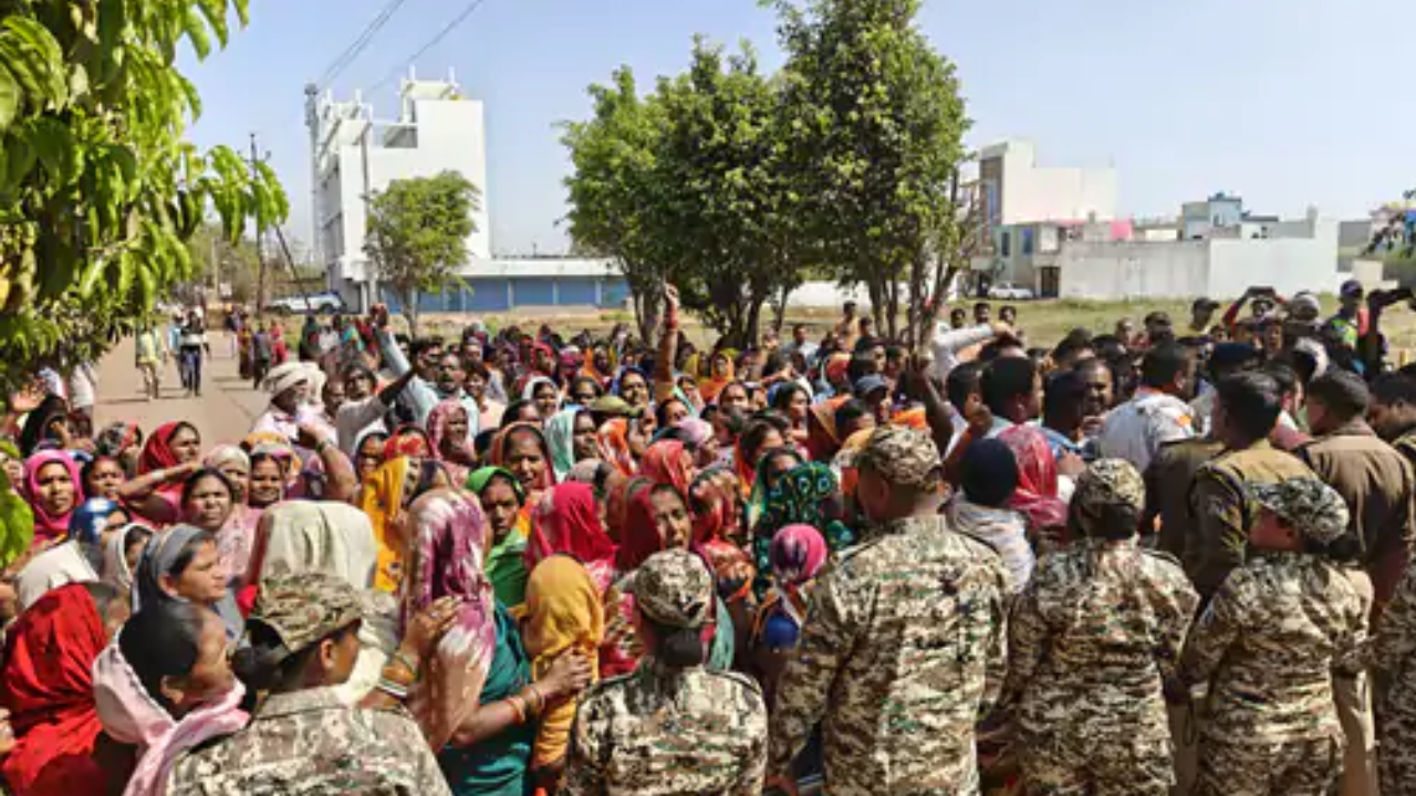 Dhamtari News: भाजपा कार्यालय के लिए जमीन आवंटन का विरोध, ग्रामीणों ने कलेक्ट्रेट घेरा, “सरपंच हटाओ, गांव बचाओ” के लगे नारे