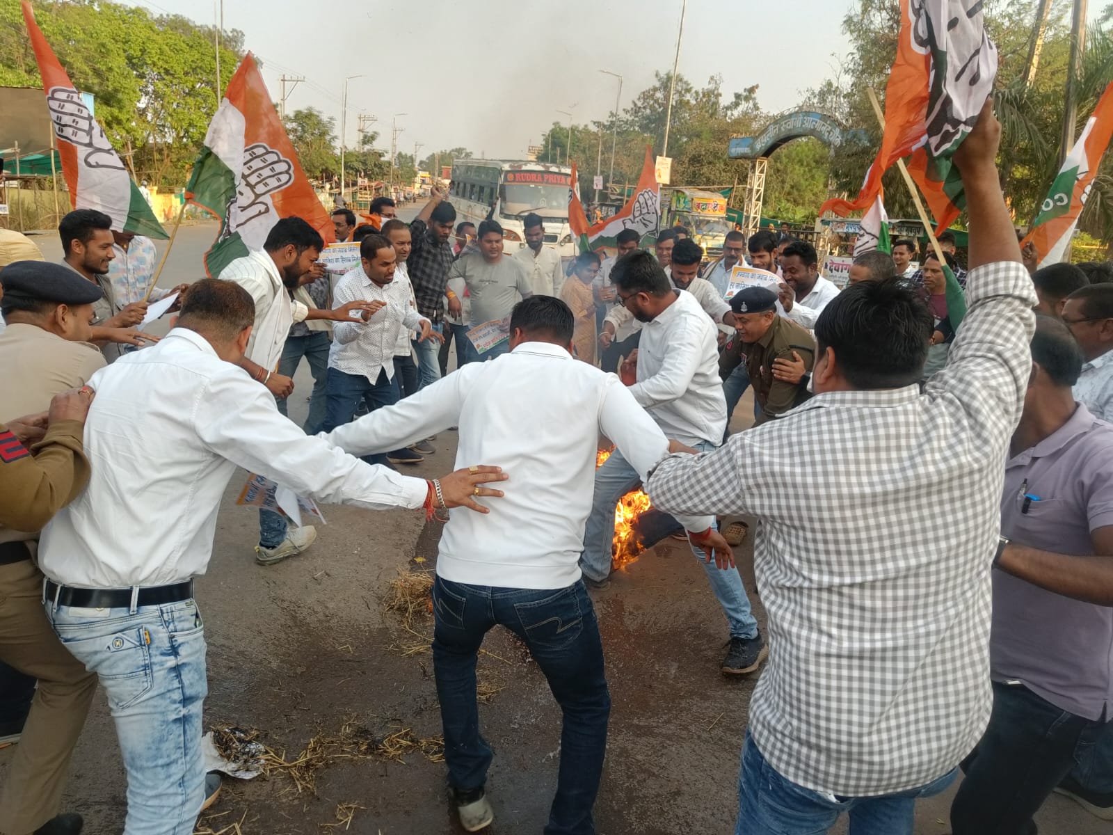 पाटन में युवा कांग्रेस ने उदय भानु चिब की गिरफ्तारी का किया विरोध, केंद्र सरकार पर लोकतंत्र का हनन करने का आरोप लगाया