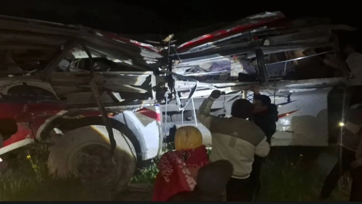 Bus Accident News: भीषण सड़क दुर्घटना, गहरी खाई में गिरी यात्रियों से भरी बस, 13 लोगों की मौत