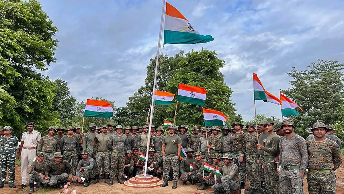 Vande Mataram: ‘वंदे मातरम्’ को लेकर बदले नियम, कब-कहां-कितना गाना है, खड़े होना जरूरी या नहीं? नई गाइडलाइन जारी