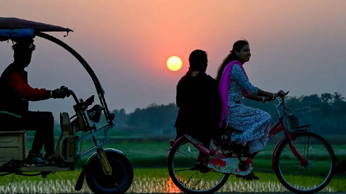 Aaj Ka Mausam: देश में गर्मी दस्तक देने को तैयार! धीरे-धीरे बदल रहा मौसम का मिजाज, दिन में होने लगा तपन का एहसास