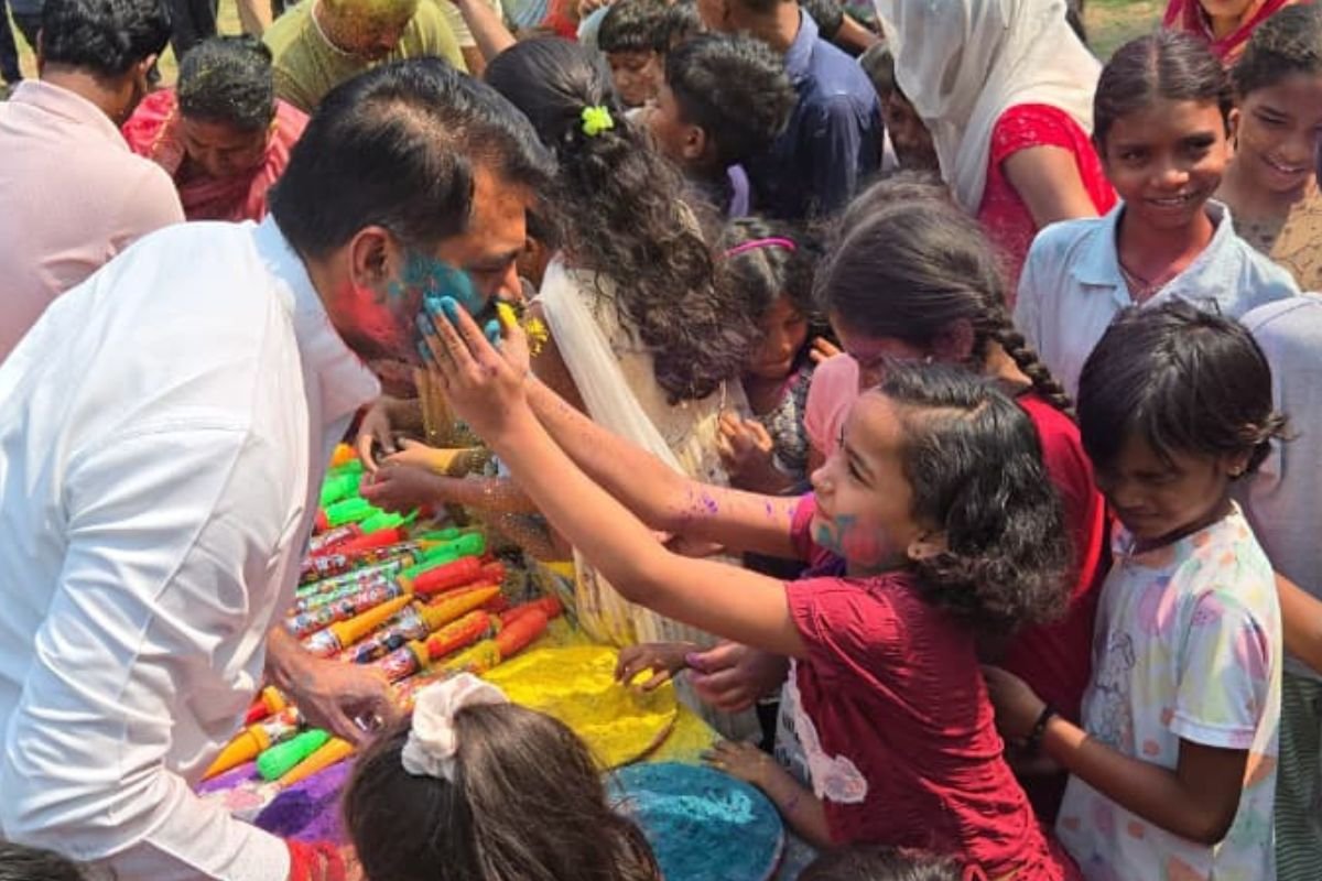 रायपुर में नेता प्रतिपक्ष आकाश तिवारी ने बच्चों को गुलाल-पिचकारी बांट मनाया रंगोत्सव, सुनाई भक्त प्रह्लाद की प्रेरक कथा