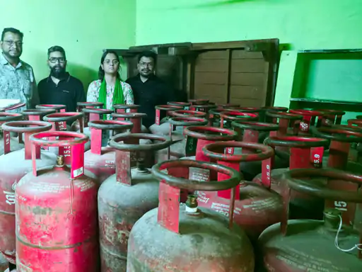 बिलासपुर में एलपीजी सिलेंडरों की कालाबाजारी का बड़ा खुलासा, खाद्य विभाग की छापेमारी में 310 सिलेंडर, सैकड़ों रेगुलेटर और बर्नर जब्त