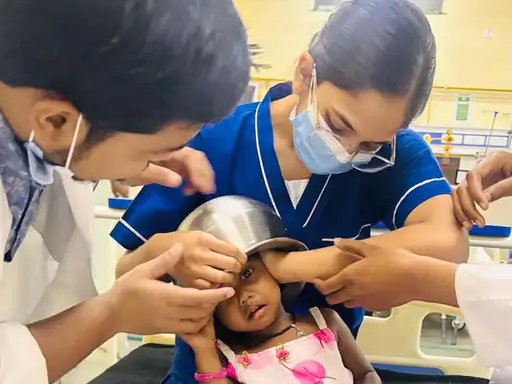 3 साल की बच्ची के सिर में फंसा बर्तन, बिलासपुर में सिम्स के डॉक्टरों ने काटकर सुरक्षित निकाला, बड़ा हादसा टला