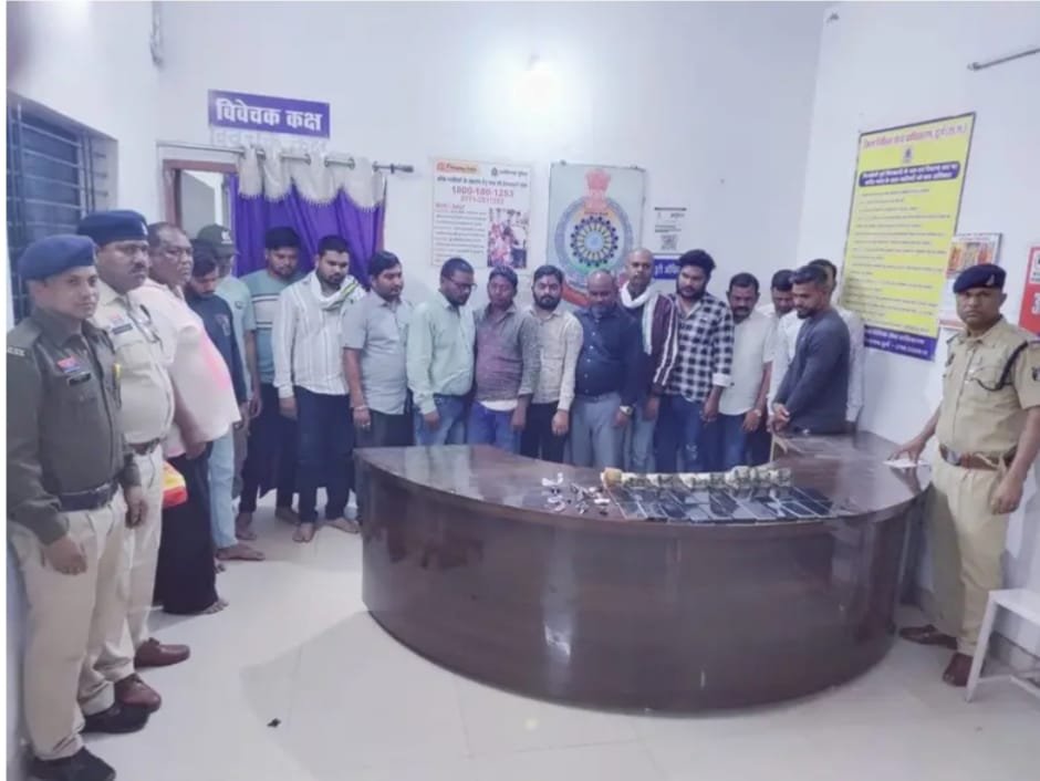 Durg News : रिसॉर्ट में चल रहे जुआ खेल का भंडाफोड़, भाजपा-कांग्रेस नेताओं सहित 16 जुआरी रंगे हाथ पकड़े गए