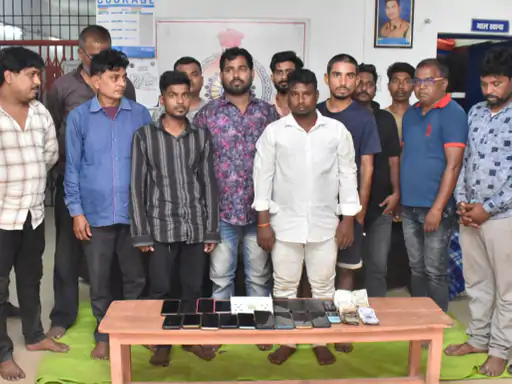 दुर्ग पुलिस ने छापेमारी कर 13 लोगों को किया गिरफ्तार, खेत के बीच में चल रहा था जुआ, 3 लाख और 18 मोबाइल बरामद