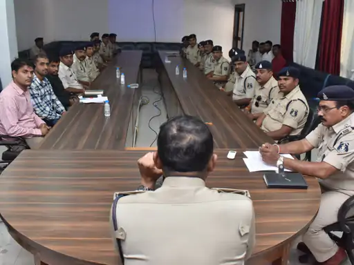 दुर्ग में एएसपी ने डायल-112 की ली बैठक, आपातकालीन कॉल पर तुरंत रिस्पांस देने के निर्देश, रात में गश्त बढ़ाने पर जोर