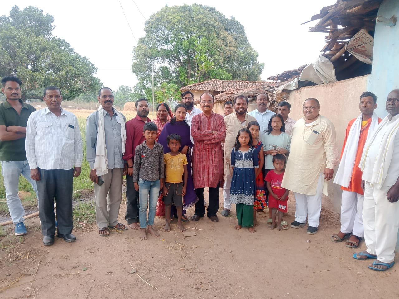 गांव चलो अभियान के तहत गोंदा में कांग्रेस की बैठक, पूर्व मंत्री प्रेमसाय टेकाम रहे मौजूद, कार्यकर्ताओं ने चुनाव तैयारी और एकजुटता पर लिया संकल्प