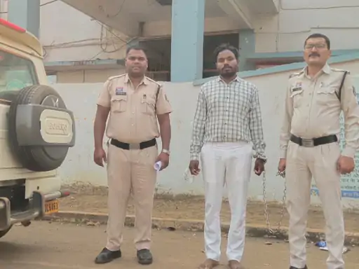 खरोरा में धर्म परिवर्तन कराने के आरोप में पास्टर गिरफ्तार, बीमारी ठीक करने का लालच देकर हिंदू धर्म छोड़ने को कहता था