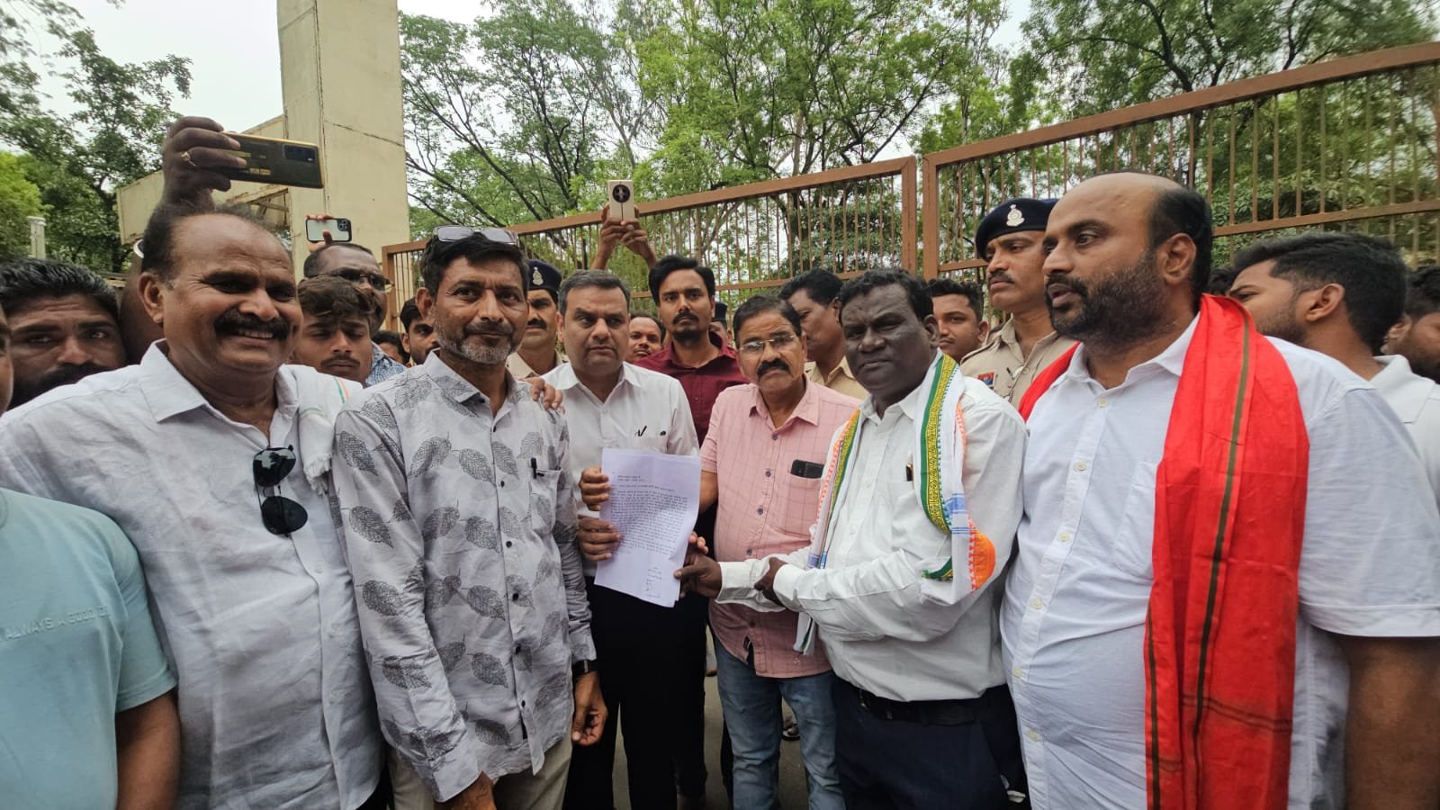 ऑक्सीजन जोन बनने के बाद इतवारी बाजार पर संकट, व्यापारियों के समर्थन में उतरी कांग्रेस, सैकड़ों लोगों ने पैदल मार्च निकालकर प्रशासन को सौंपा ज्ञापन