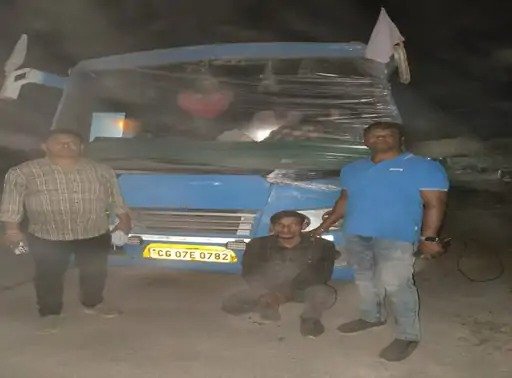 ड्राइवर की लापरवाही बनी बस चोरी की वजह, सीट के नीचे छिपी चाबी से हेल्पर बस लेकर फरार, 6 दिन बाद पुलिस ने आरोपी को दबोचा