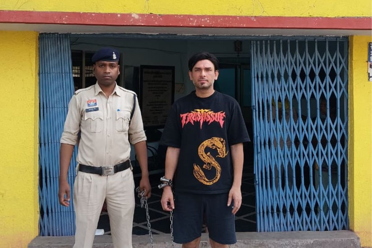 Raipur News : तेलीबांधा में विदेशी मुद्रा के नाम पर ठगी का खुलासा, आरोपी प्रोसेनजित चक्रवर्ती गिरफ्तार, नगदी और महंगे आईफोन किए जब्त