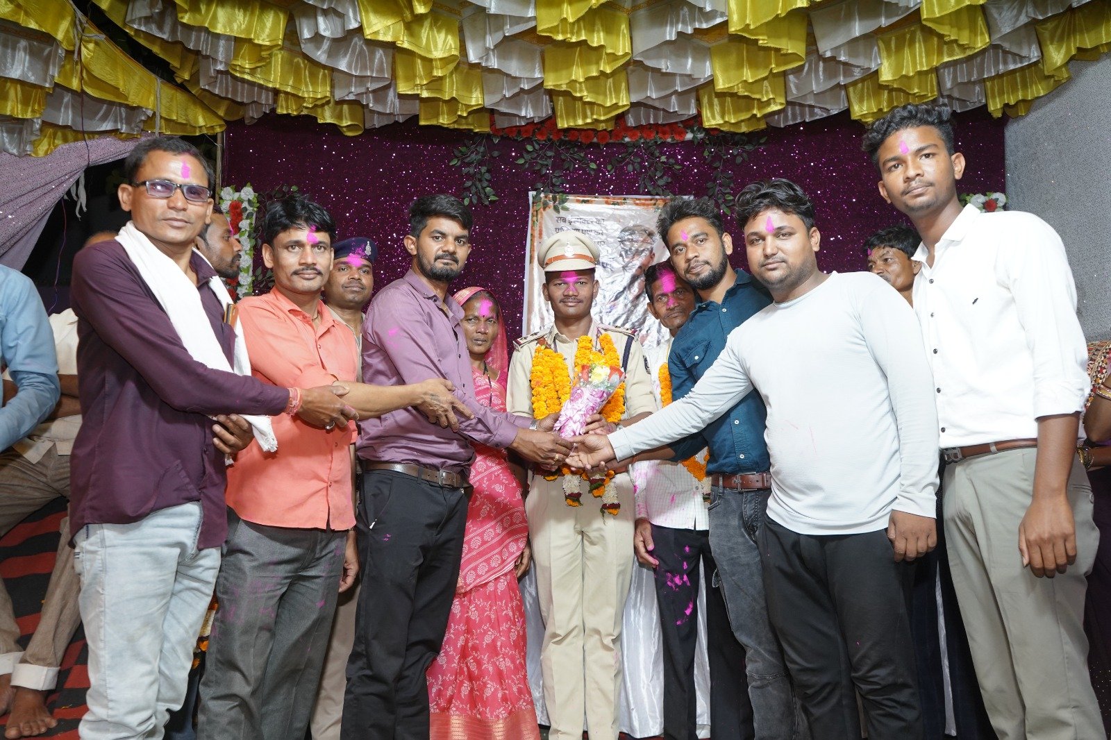 मोहंदी गांव में जश्न का माहौल, एसआई बनकर लौटे शेषनारायण दीवान का ग्रामीणों ने किया भव्य स्वागत