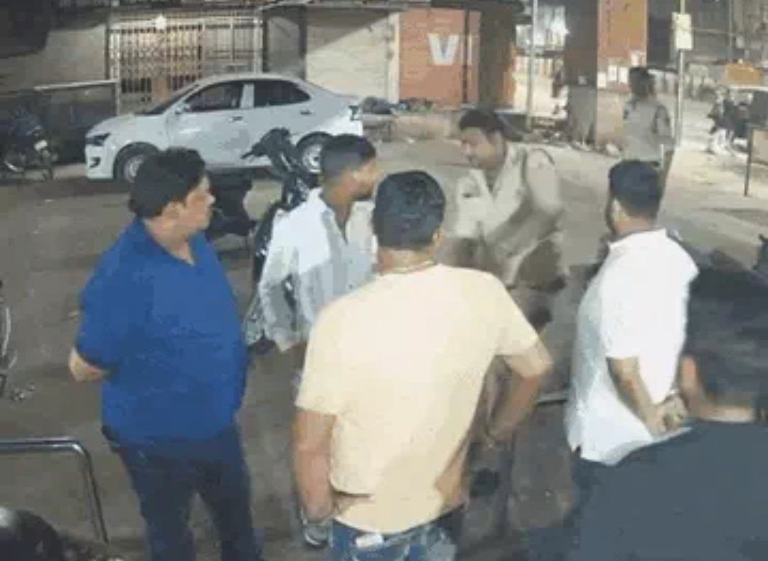 दुर्ग में पुलिसकर्मी की दबंगई, बंदूक के बट से बीजेपी नेता के भाई की पिटाई, वीडियो वायरल होने के बाद कॉन्स्टेबल लाइन अटैच