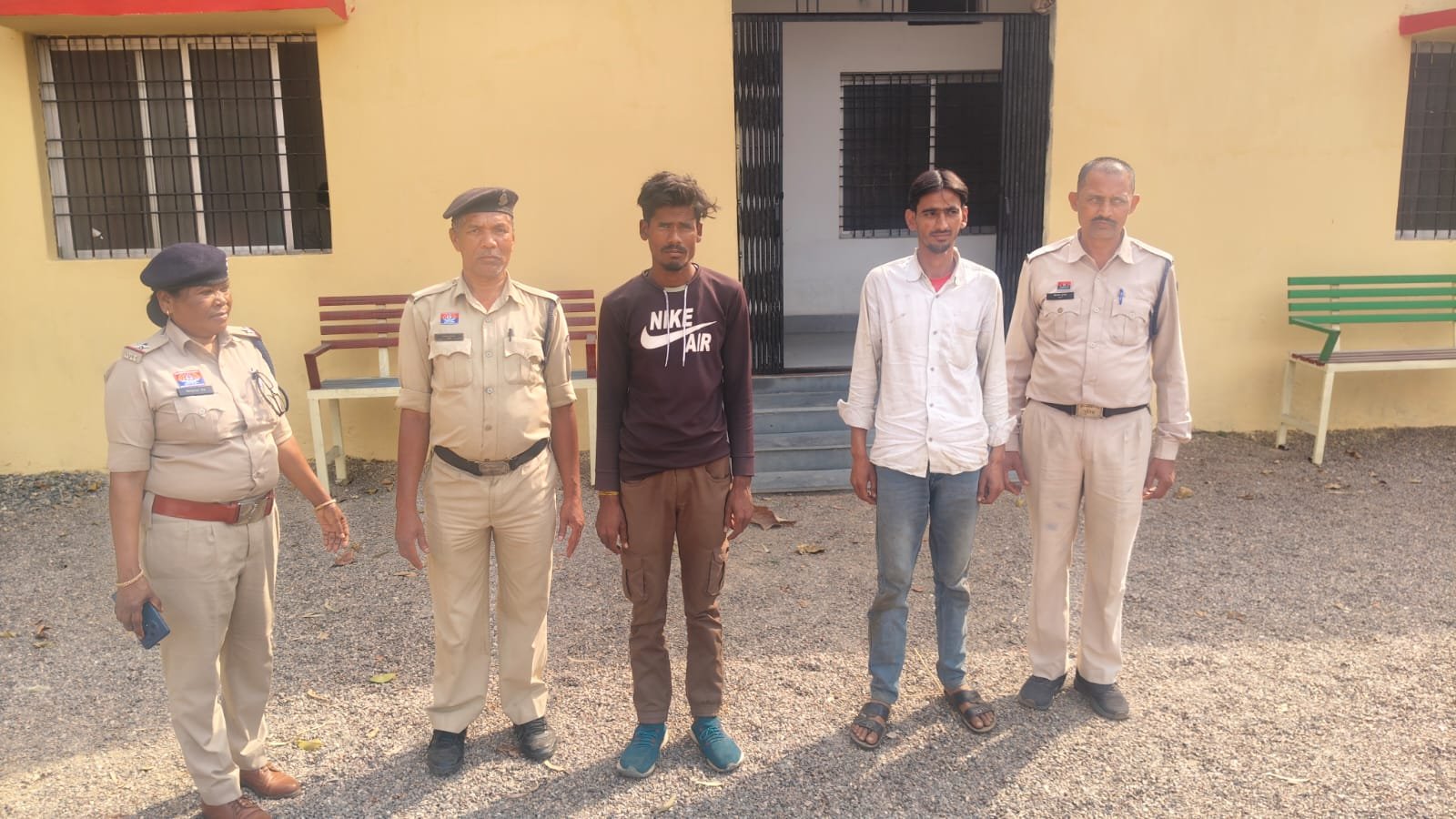सूरजपुर में मवेशी तस्करी का भंडाफोड़, चंदौरा पुलिस ने दो आरोपियों को किया गिरफ्तार, पिकअप वाहन से पशु बरामद